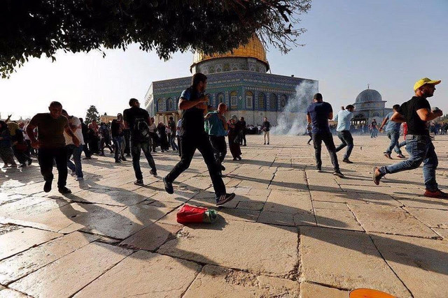 مواجهات بين الشرطة والمصلين داخل المسجد الأقصى